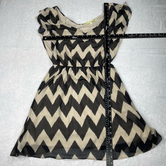 Gianni Bini Dress Womens Medium Black Cream Chevron Chiffon Adele Blissful Beach - Picture 4 of 11